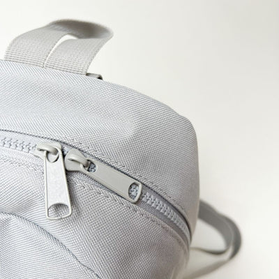 Kinderrucksack REGENBOGEN Grau personalisiert das doppelte Plottchen®